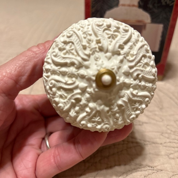 Hallmark Keepsake Ornament The Christmas Story 1999 - Picture 6 of 9